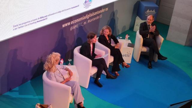 Isabel Tocino, Luz Morán, la ministra Nadia Calviño y el presidente de AMETIC, Pedro Mier