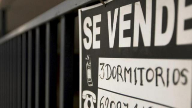 Un cartel de una vivienda en venta.