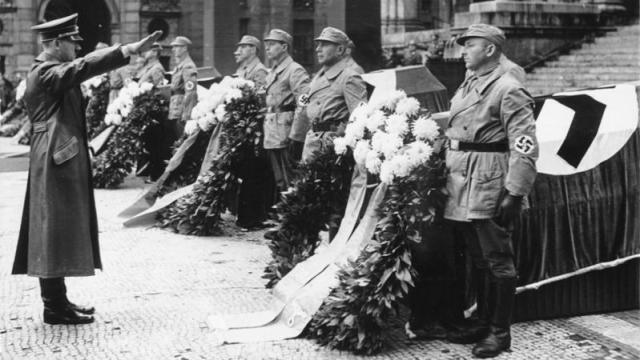 Homenaje de Hitler a los nazis fallecidos durante el putsch de 1923.