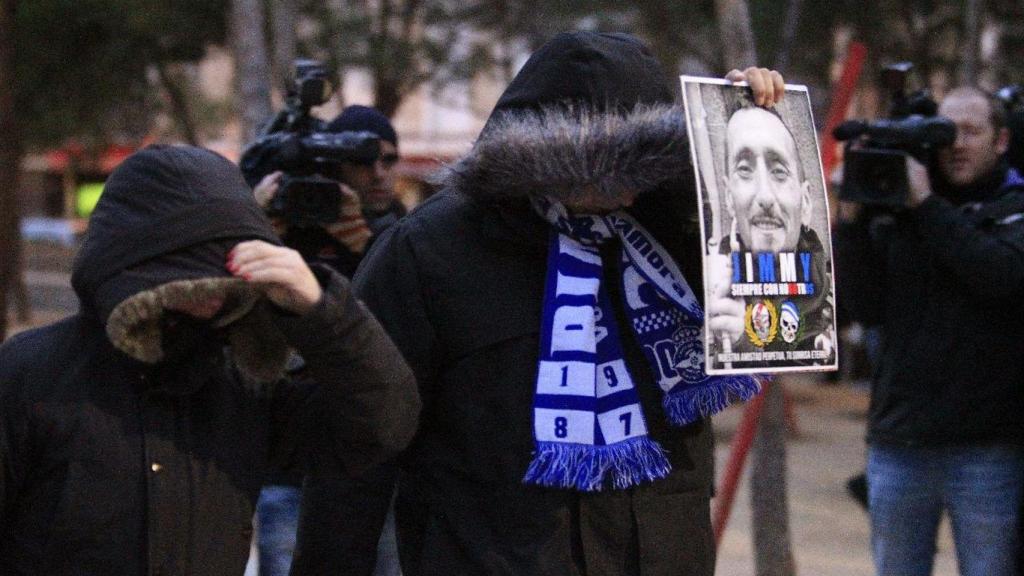 Aficionados del Deportivo homenajean a Jimmy en Madrid.