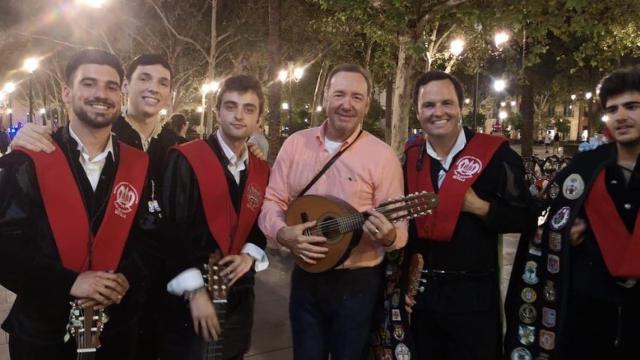 Kevin Spacey junto a la Tuna de Derecho de Sevilla.