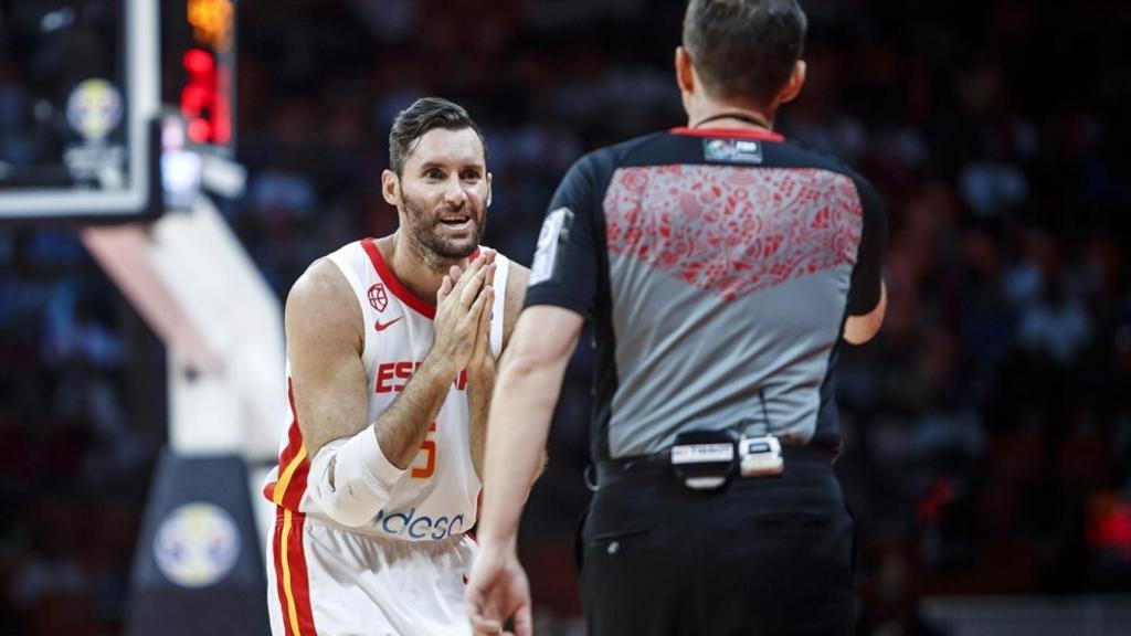 Rudy Fernandez protesta al árbitro durante la semifinal ante Australia