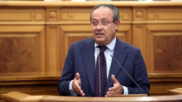 El consejero de Hacienda y Administraciones Públicas de la Junta, Juan Alfonso Ruiz Molina, este jueves en el Pleno de las Cortes de Castilla-La Mancha. Foto: Óscar Huertas