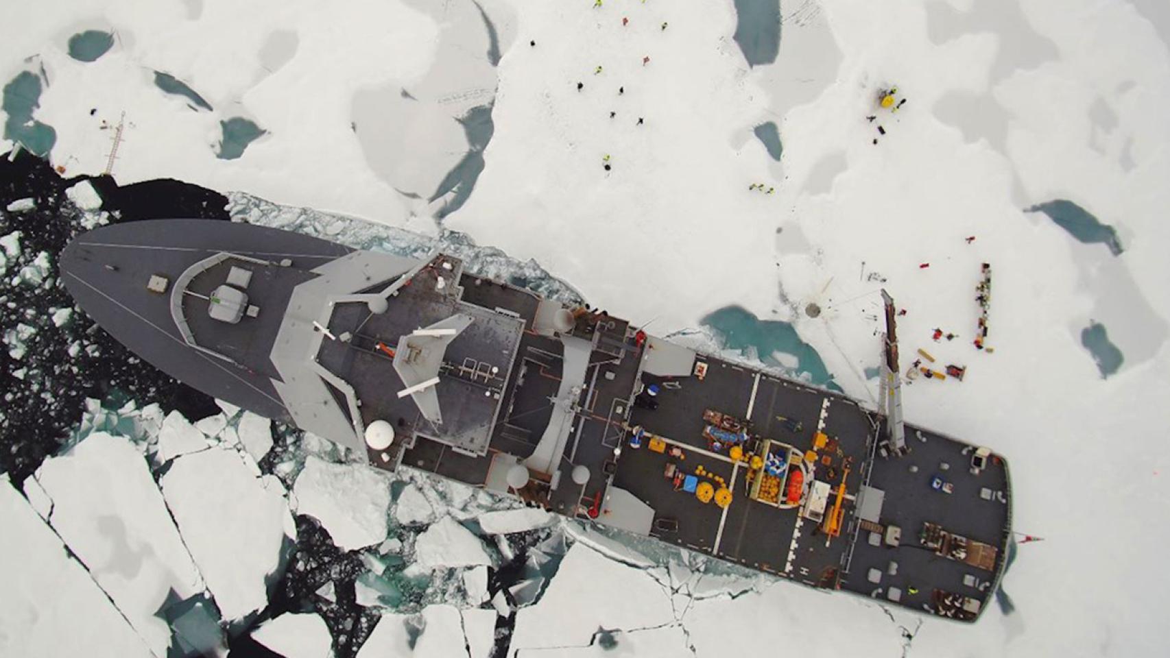 El rompehielo KV Svalbard en su expedición al Polo Norte.