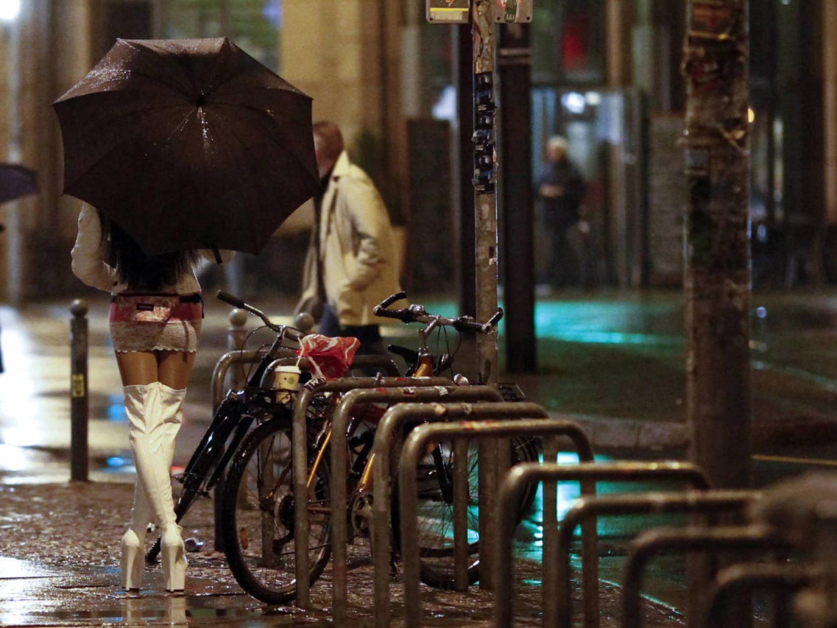 Una prostituta camina por Oranienburgen Strasse, en Berlín.