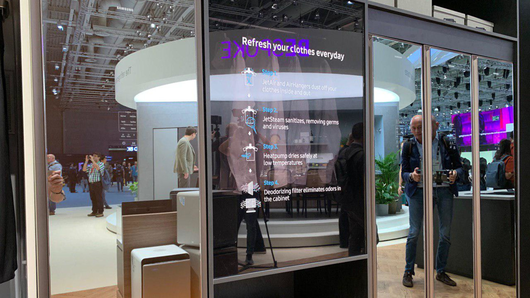 Parece un armario, pero lo nuevo de Samsung refresca y sanitiza tu ropa