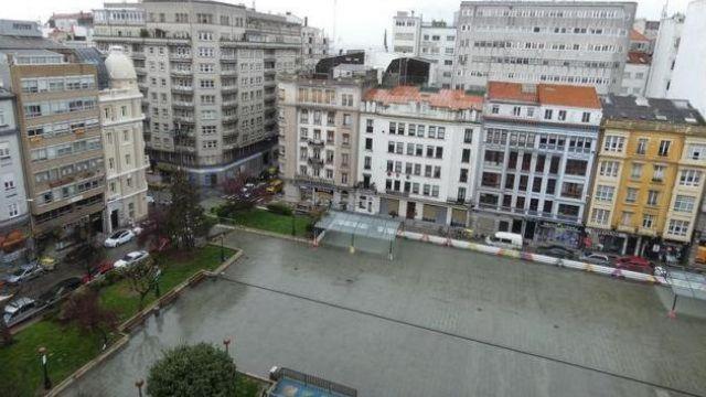 Avisan de un exhibicionista vestido de Navidad por el centro de A Coruña