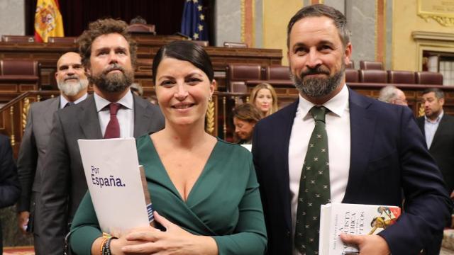 El líder de Vox con un ejemplar de 'La conquista de América contada para escépticos', de Juan Eslava Galán.