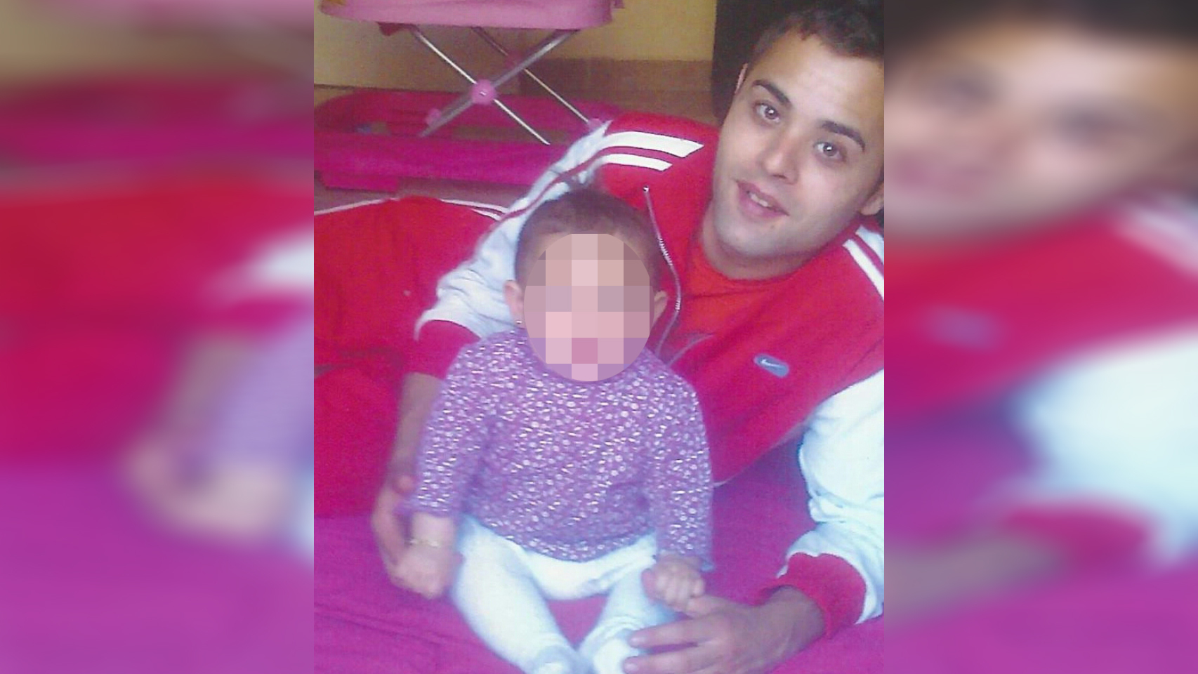 El padre Raúl de la Rosa con su hija pequeña fallecida