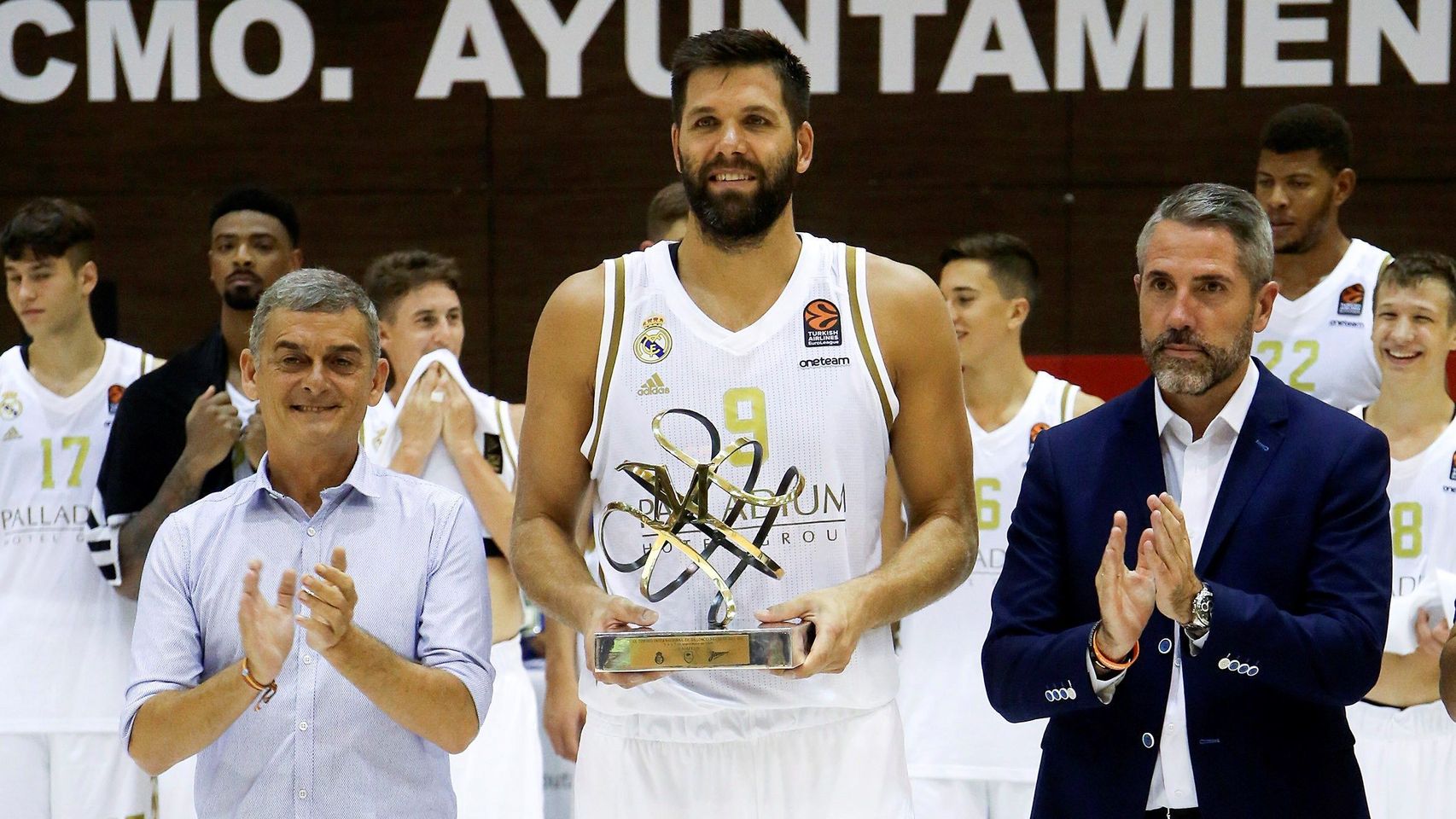 Felipe Reyes, con el trofeo de campeón del IX Torneo Costa del Sol