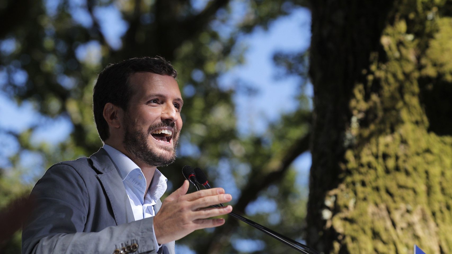 El líder del PP, Pablo Casado, interviene en el acto político en la Carballeira de San Xusto.