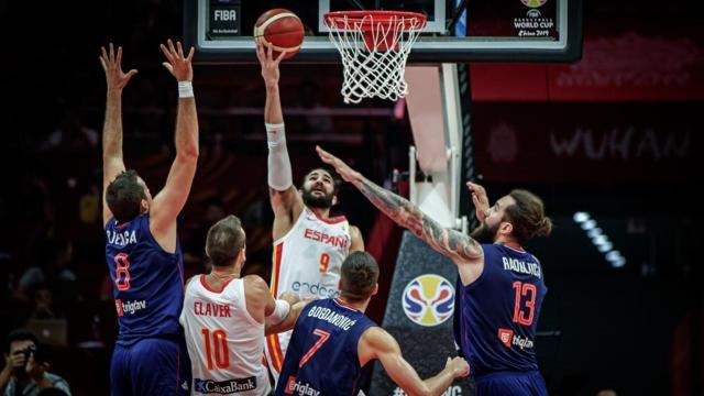 Ricky Rubio anotando durante el partido ante Serbia del Mundial de Rusia
