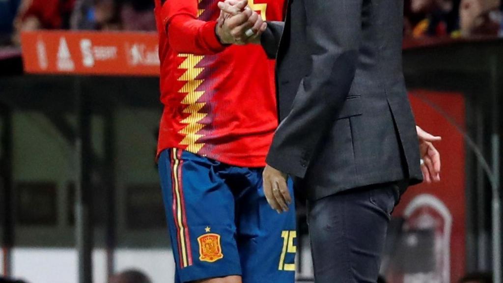 Sergio Ramos y Robert Moreno se saludan