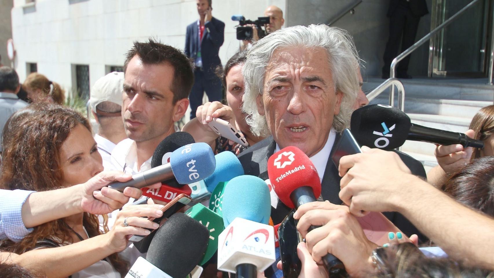 Francisco Torres, abogado que ejerce la acusación particular, este lunes a las puertas d ela Audiencia Provincial de Almería.