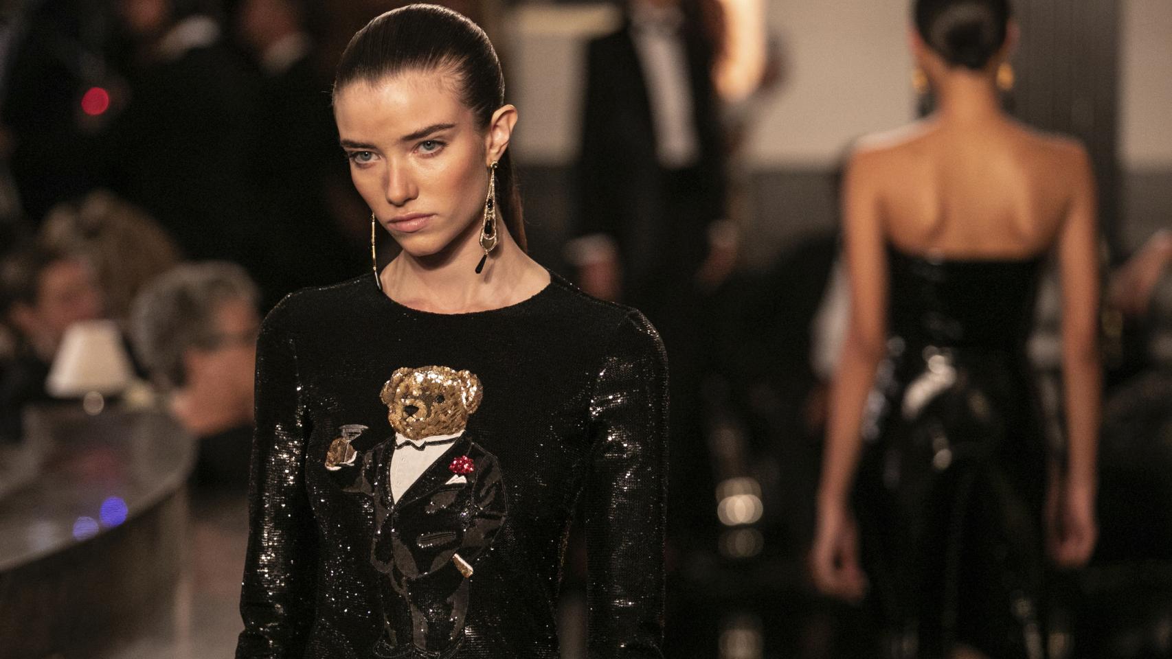 Una modelo de Ralph Lauren sobre la pasarela de Nueva York.