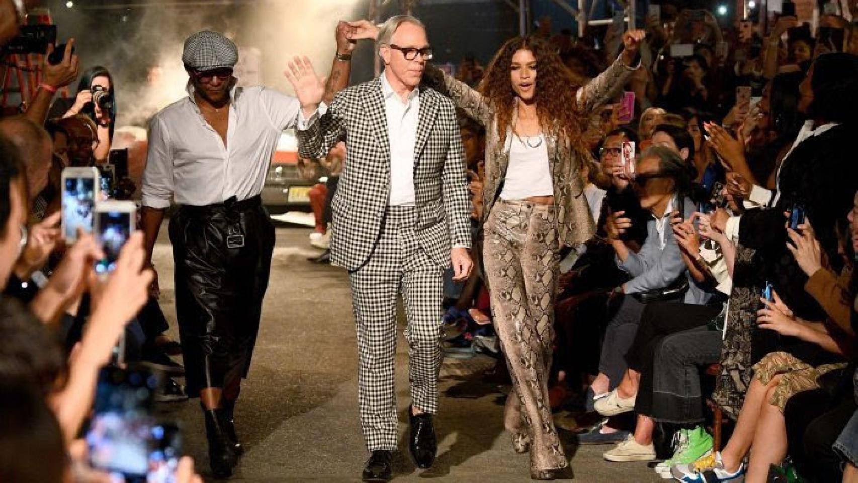 Hilfiger y Zendaya durante su desfile en el Apollo de Nueva York.