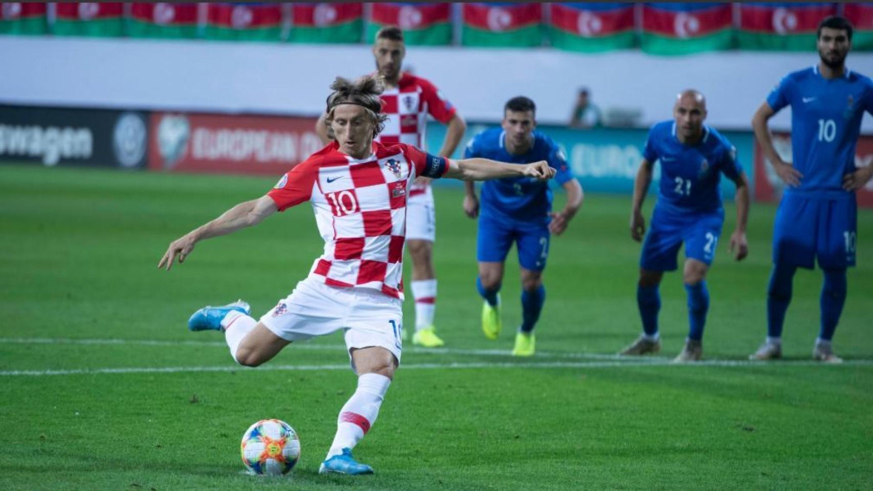 Modric tirando un penalti contra Azerbaiyán. Foto (@HNS_CFF)