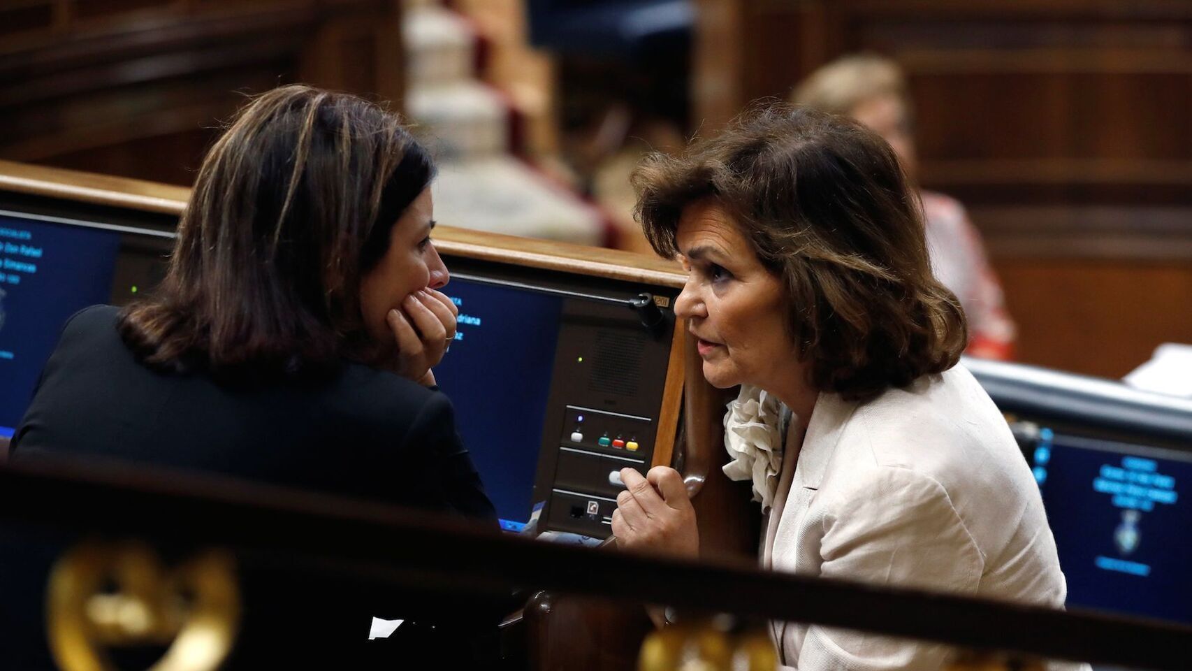 Adriana Lastra y Carmen Calvo, miembros del equipo negociador, este martes en el Congreso de los Diputados.