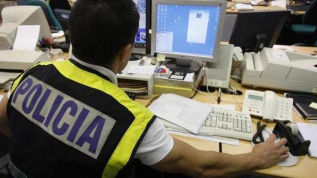 Un Policía del grupo contra delitos de ciber acoso. (Foto de archivo).