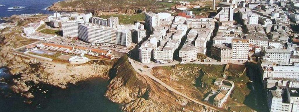 Vista aérea de la zona de As Lagoas antes de la construcción del Paseo Marítimo