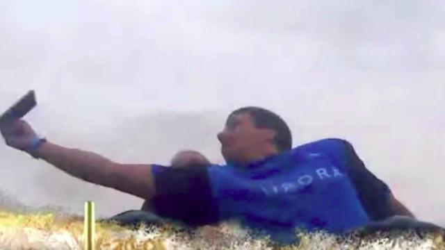 Samuel Kempf cogiendo el teléfono en el vídeo que se ha hecho viral