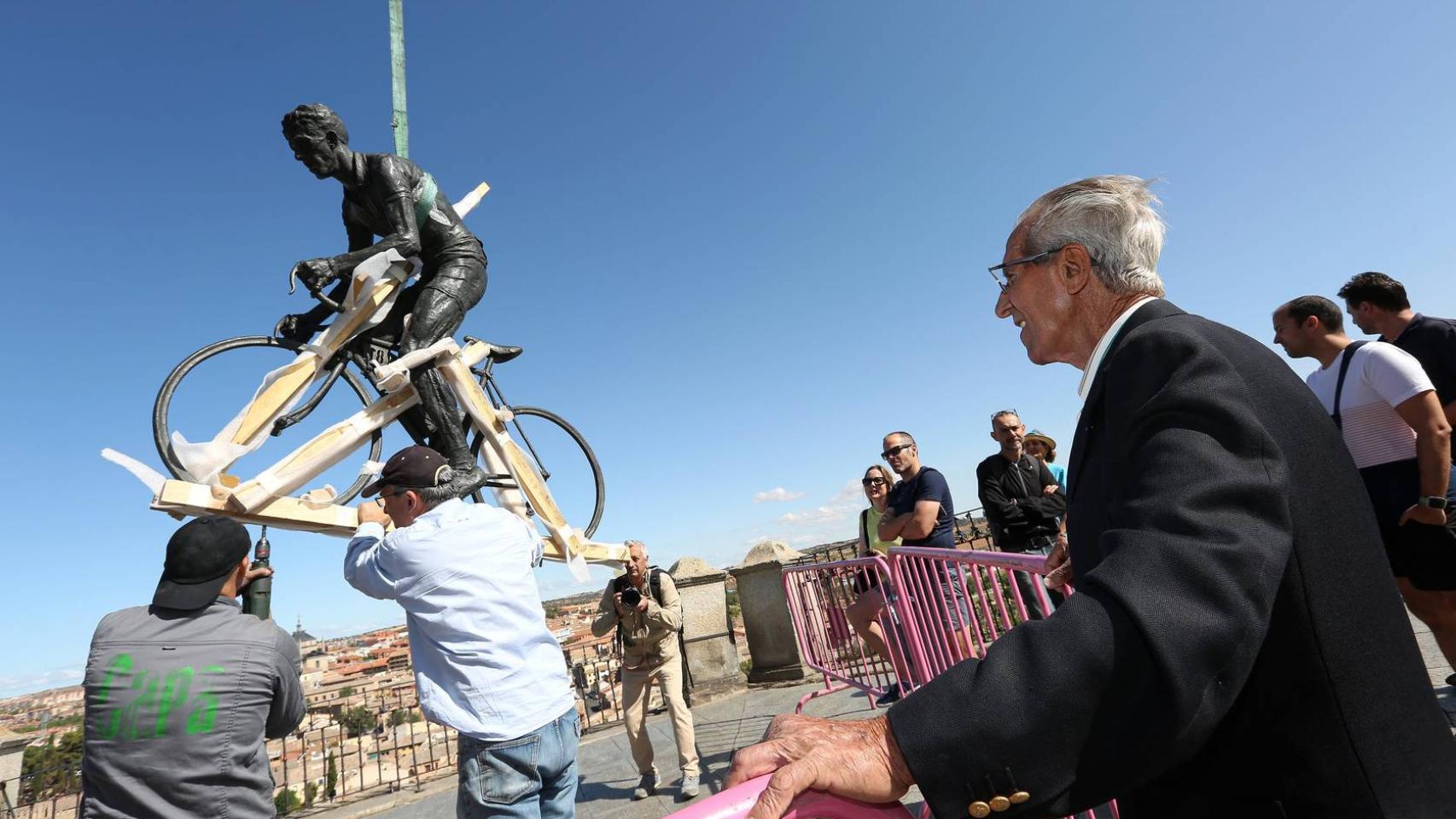 Bahamontes observa la reinstalación de su escultura. Fotos: Ó. Huertas.
