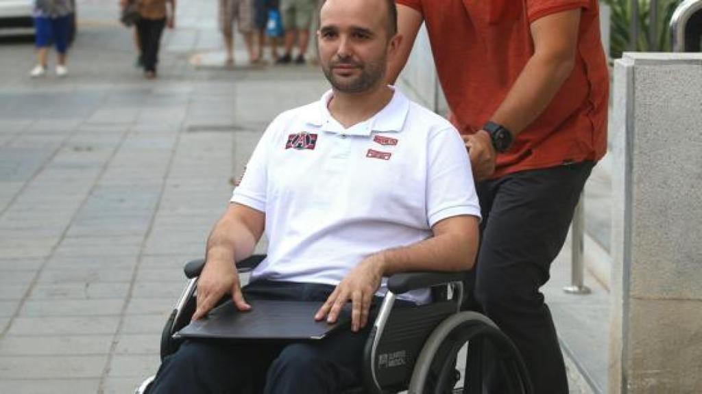 El teniente de la Guardia Civil saliendo de la Audiencia Provincial.