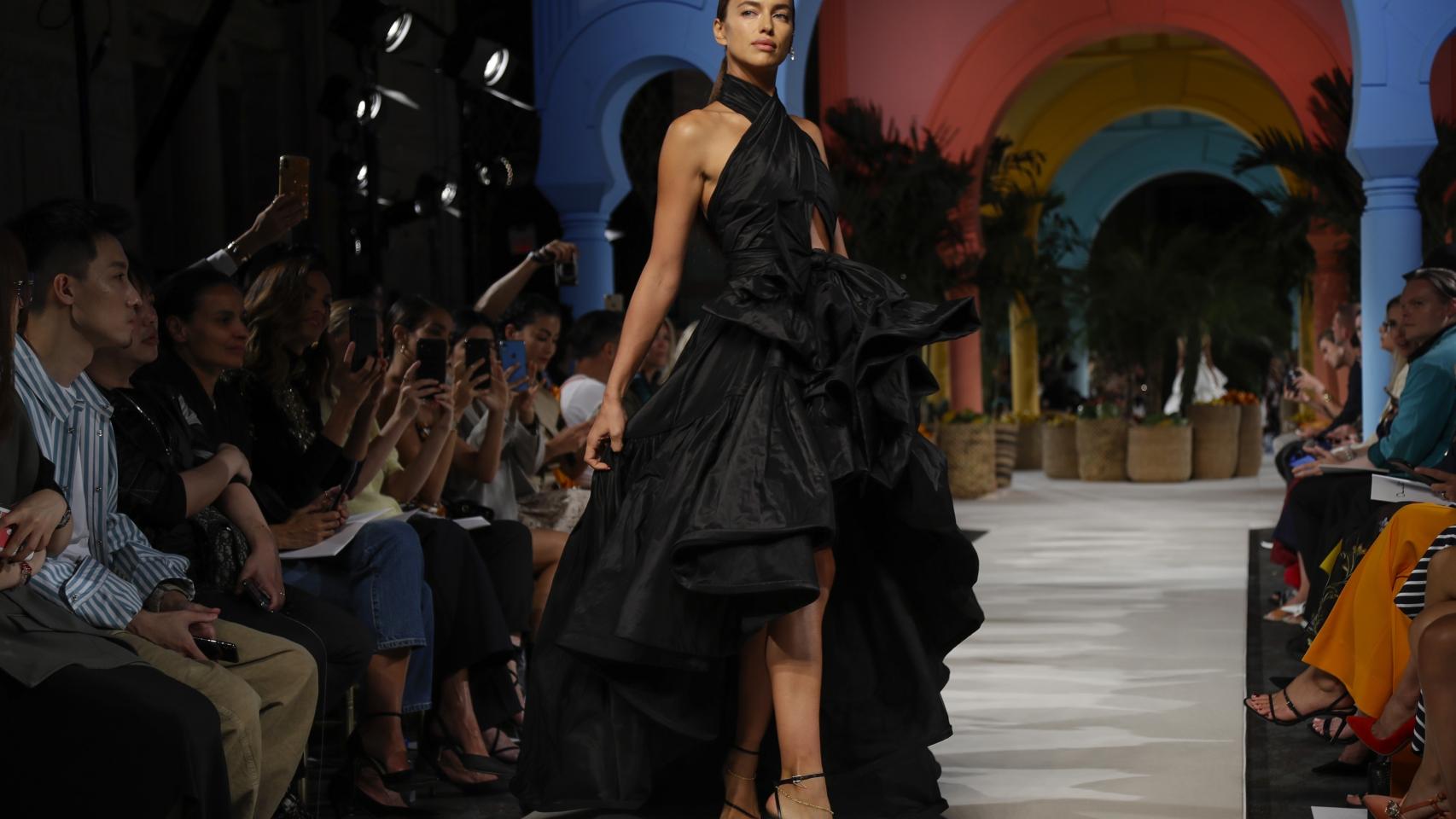 Irina Shayk desfilando para Oscar de la Renta en Nueva York.