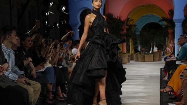 Irina Shayk desfilando para Oscar de la Renta en Nueva York.