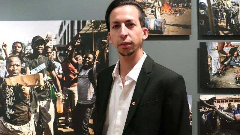 El reportero gráfico Luis Tato, este martes, tras ser galardonado en el Concurso Internacional de Fotoperiodismo Andréi Stenin, por sus fotografías en las primeras elecciones celebradas en Zimbambue el pasado 2018 sin Robert Mugabe. EFE/Céline Aemisegger