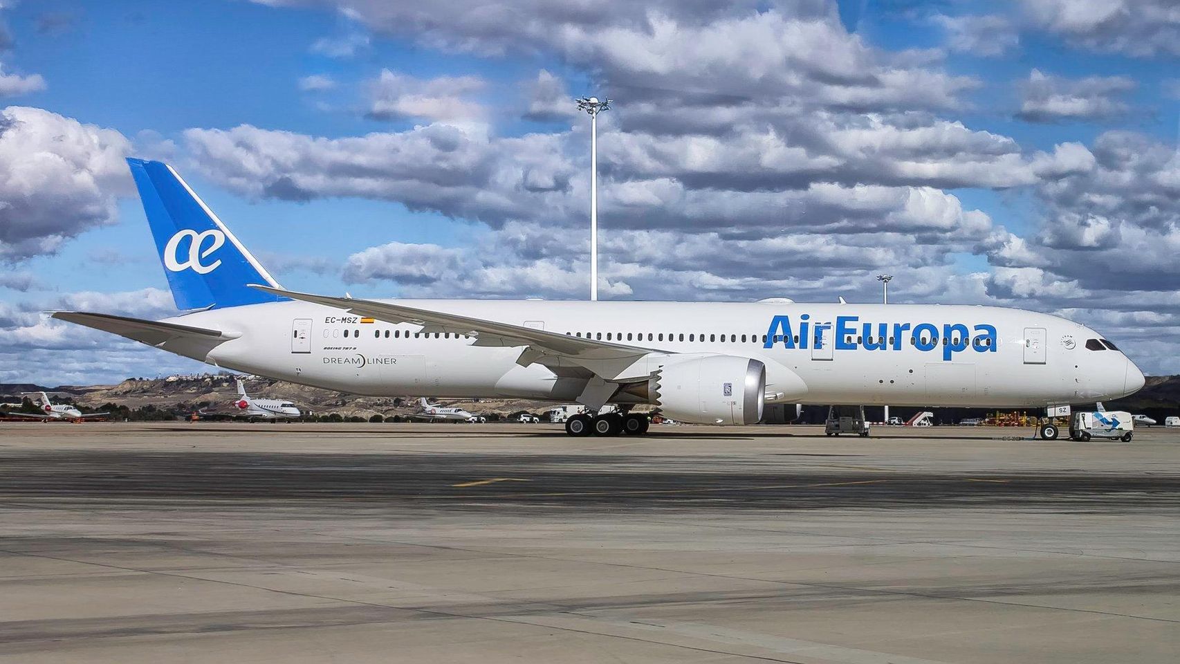 Air Europa volverá a operar desde el aeropuerto de Santiago vuelos con Tenerife y Lanzarote