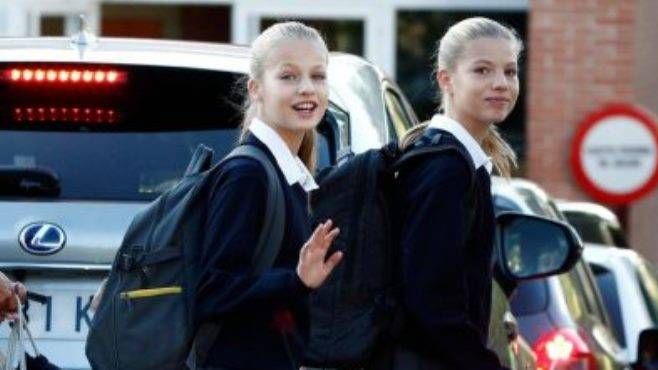Leonor y Sofía a la llegada ayer al colegio en el primEr día de curso