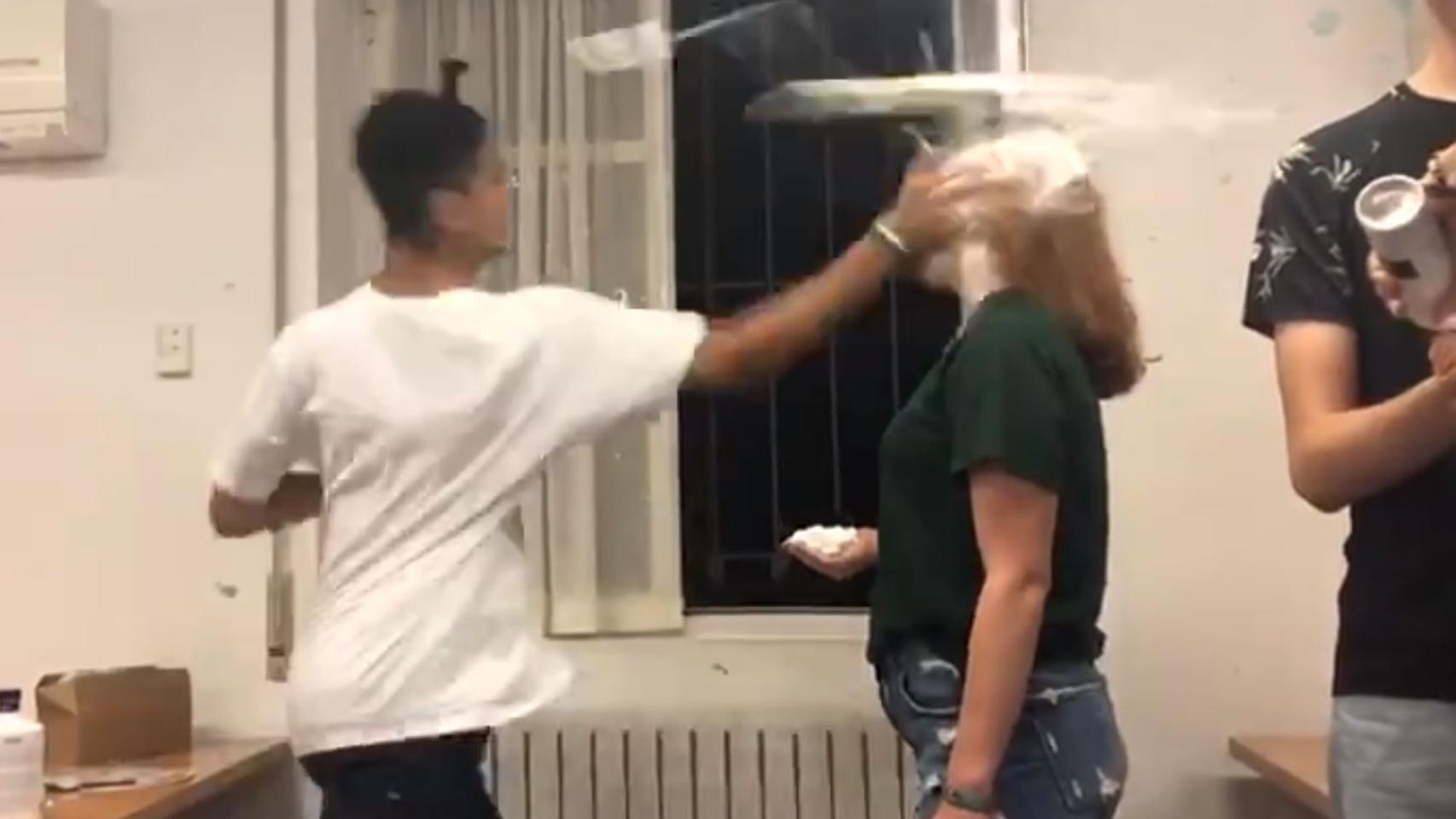 Un alumno le golpea a una compañera de Colegio Mayor con la mano llena de nata.