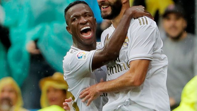 Vinicius celebra con Benzema el primer gol del francés al Levante