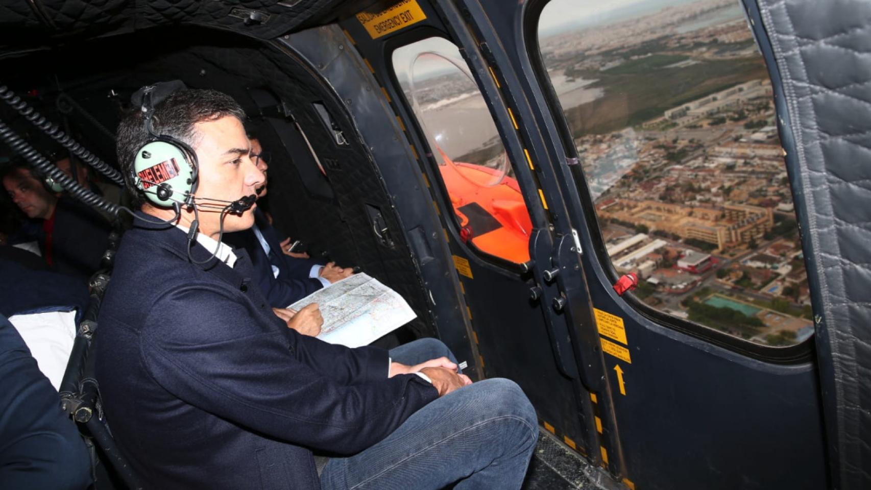 El presidente del Gobierno en funciones, Pedro Sánchez, sobrevolando la zona afectada por la DANA.
