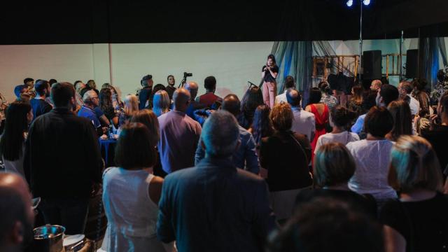 Alexandra Vidal, dando el discurso de inauguración de Danza 10.