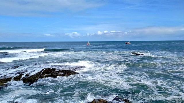 Rescatados cuatro tripulantes ingleses de un velero que naufragó en Cariño