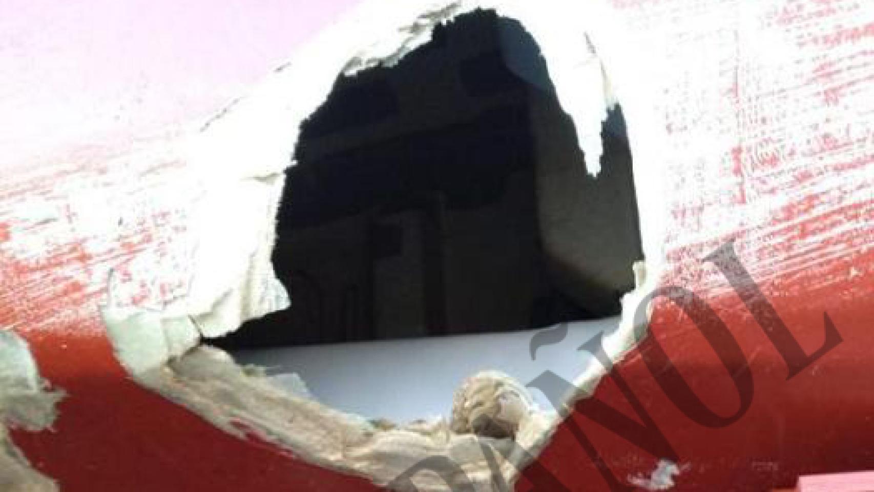 Uno de los boquetes que presenta el casco de la embarcación.