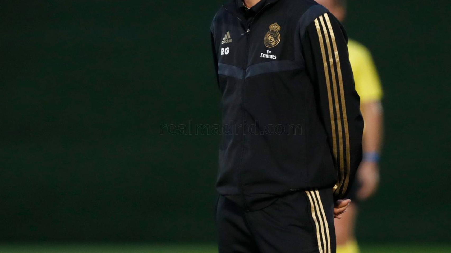 Raúl González en la banda con el Real Madrid Castilla.