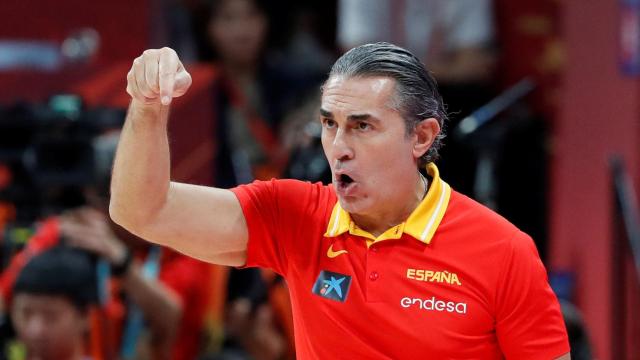 Sergio Scariolo da órdenes a sus jugadores desde la banda