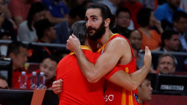 Ricky Rubio y Scariolo se dan un abrazo tras la final