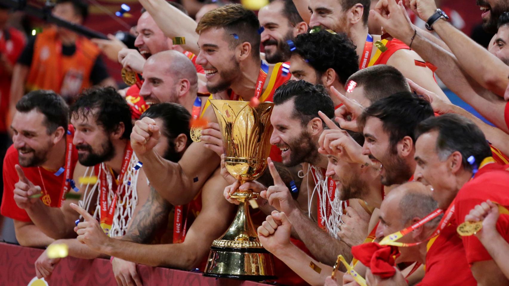 La Selección posa con la copa de campeón del mundo