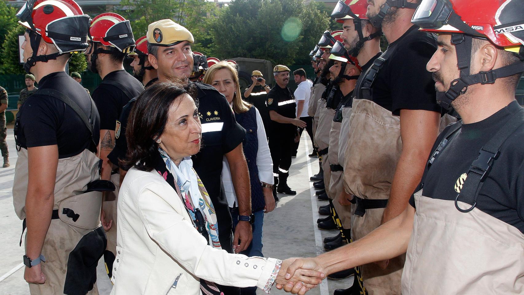 Robles saluda a los efectivos de la UME en el puesto de mando de Orihuela (Alicante)