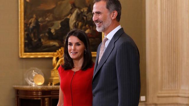 Los reyes de España, Felipe y Letizia, en el Salón de Audiencias de Zarzuela.