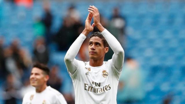 Varane saluda al público del Santiago Bernabéu