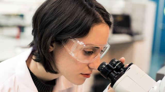 Una trabajadora en un laboratorio en una imagen de archivo