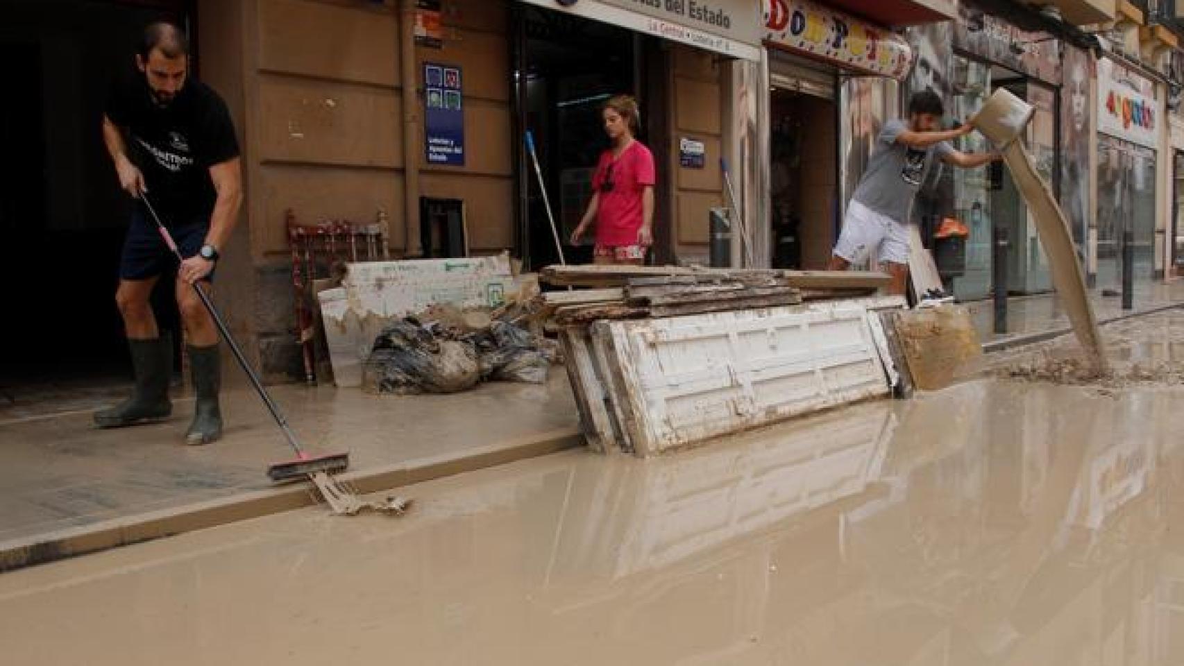 Los vecinos de Orihuela (Alicante) limpian sus casas y negocios tras la tromba de agua.