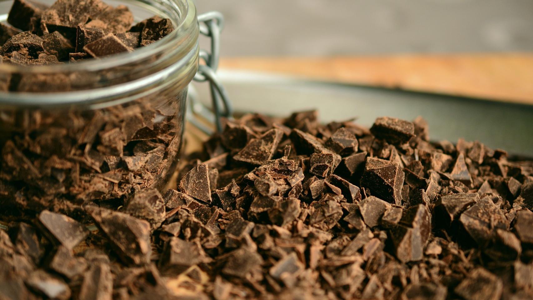 Chocolate partido en pequeños trozos.