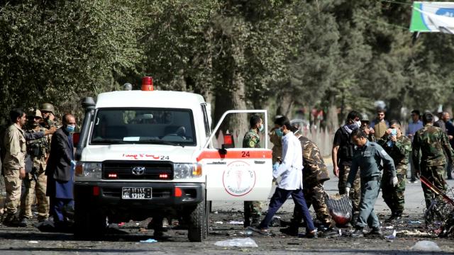 Equipos sanitarios atienden a los heridos tras el atentado en Kabul.