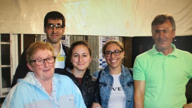 Las tres mujeres juntas, rodeadas de otros miembros de la familia